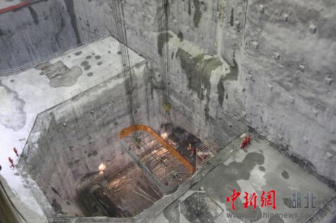 烏東德水電站首節(jié)肘管吊裝二